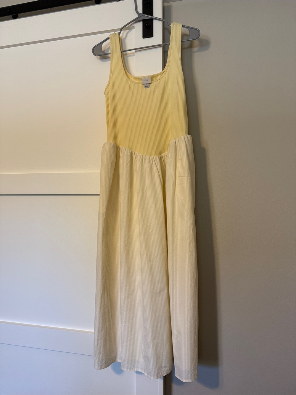 Sleeveless Two-Tone Yellow Midi Dress